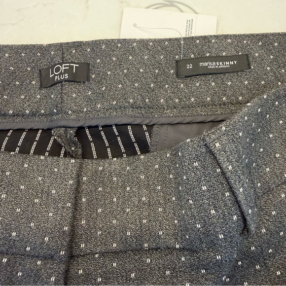 LOFT Plus Marisa Skinny Dress Pants in a Grey Geometric Pattern. Size 22 - Picture 4 of 7
